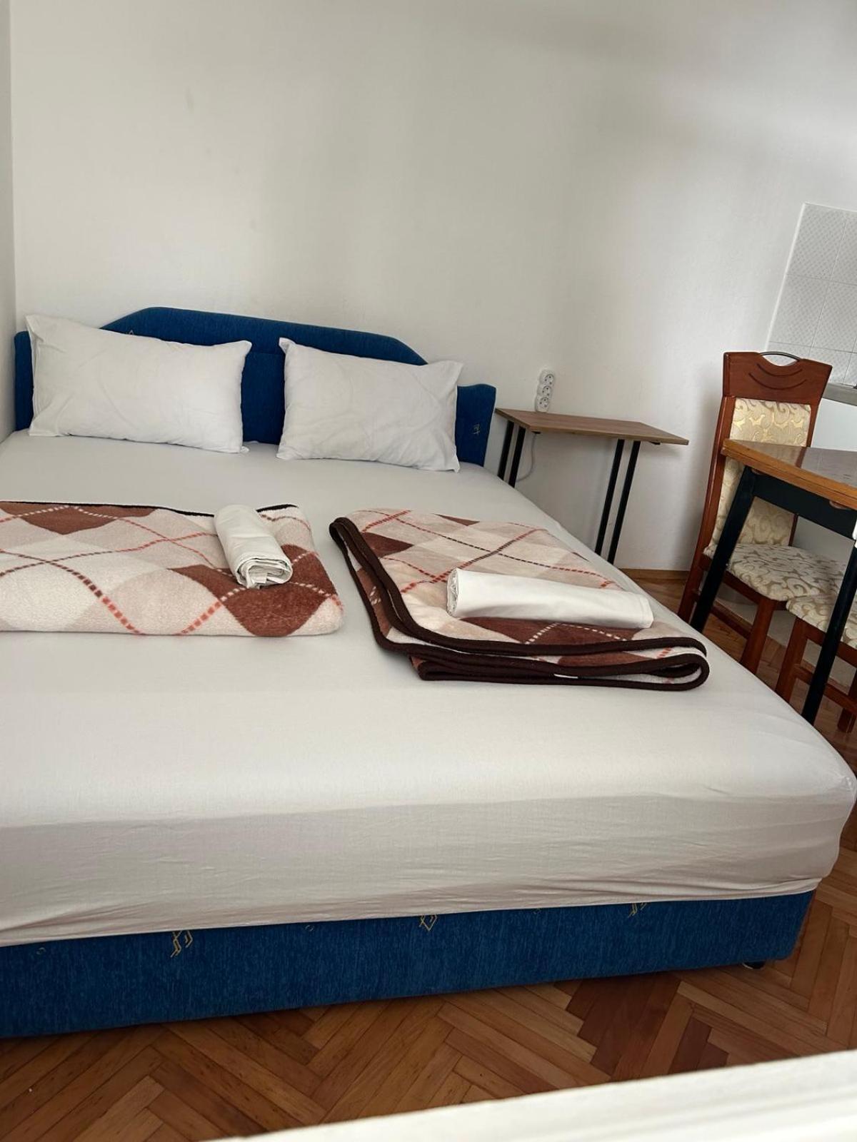 Apartments And Room Mv Petrovac Buitenkant foto